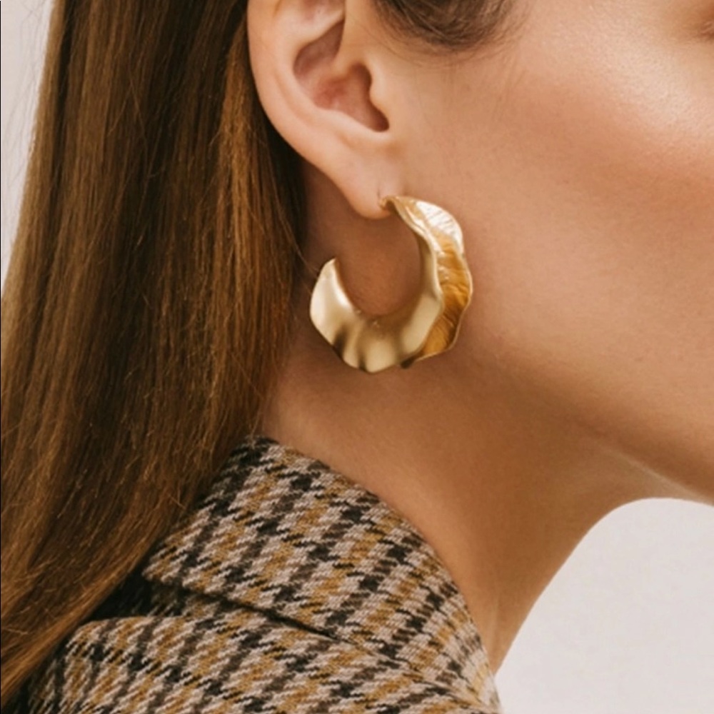 Gold moon shaped earrings - Picture 3 of 4